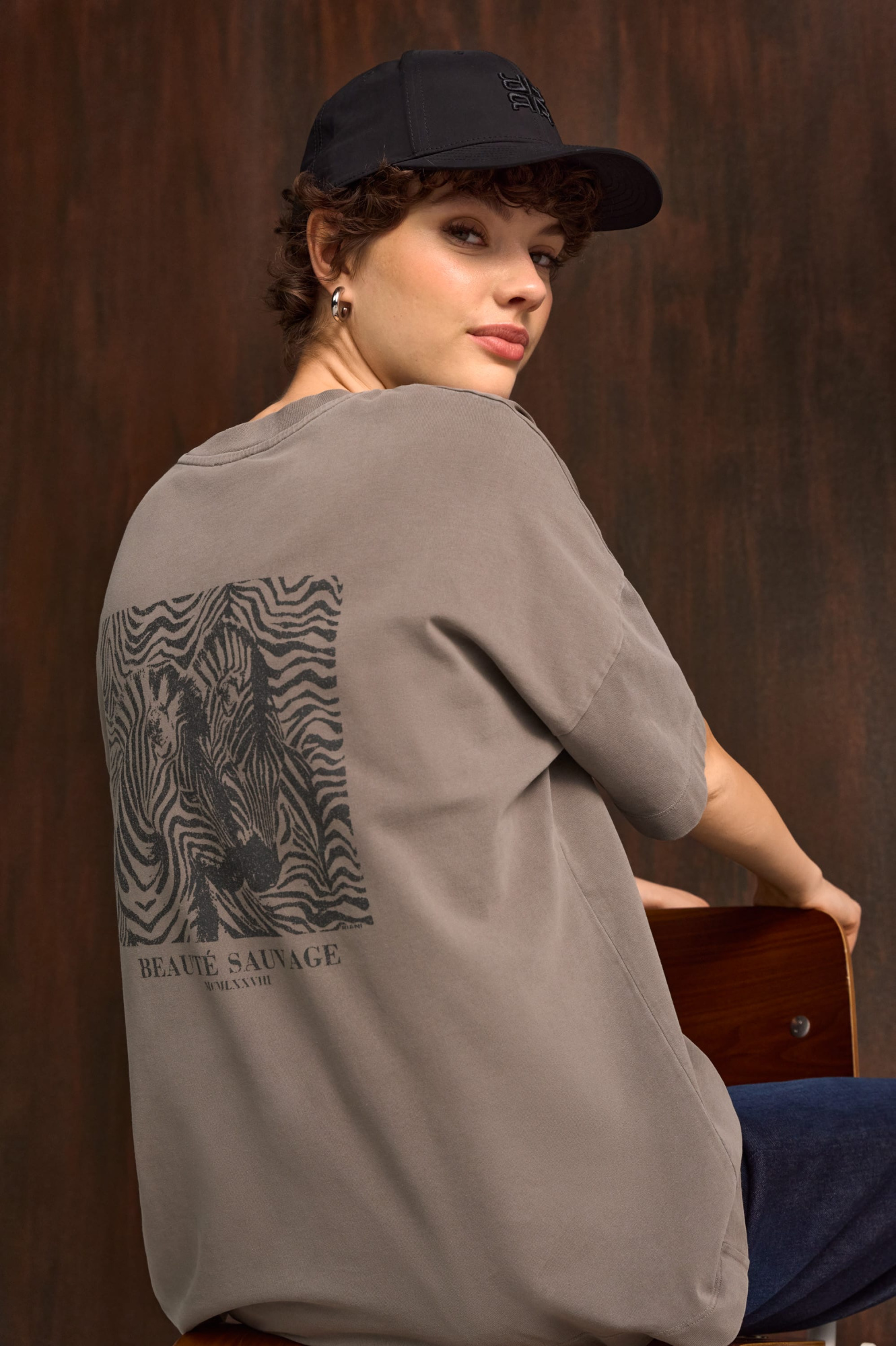 ФУТБОЛКА RIANI свободный силуэт с графичным принтом на спине
